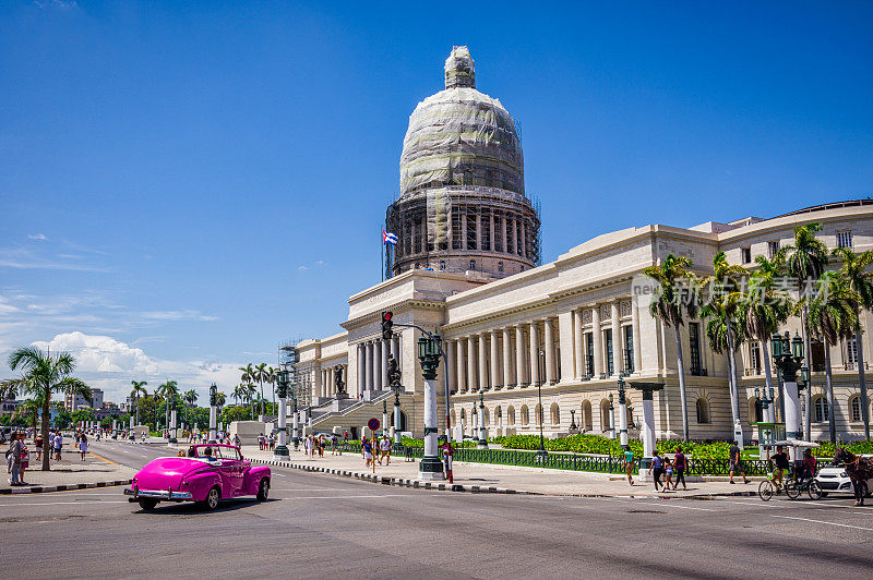 古巴哈瓦那，一辆粉色敞篷老爷车在El Capitolio门前